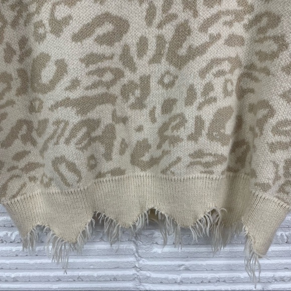 Main Strip Distressed V-Neck Pullover Sweater Cream/Tan Leopard Print Raw Hem M - Picture 6 of 10